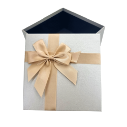 Caja de regalo pequeña con lazo de raso dorado 15 x 15 x 7,5 cm - Gris perla