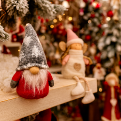 Pareja de pequeños duendes de navidad rojos y gris