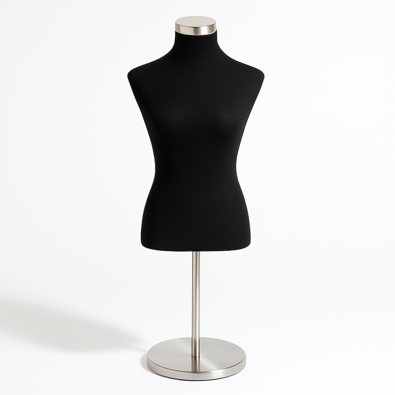Maniquí de mujer con funda de tela negra y base de metal cromado
