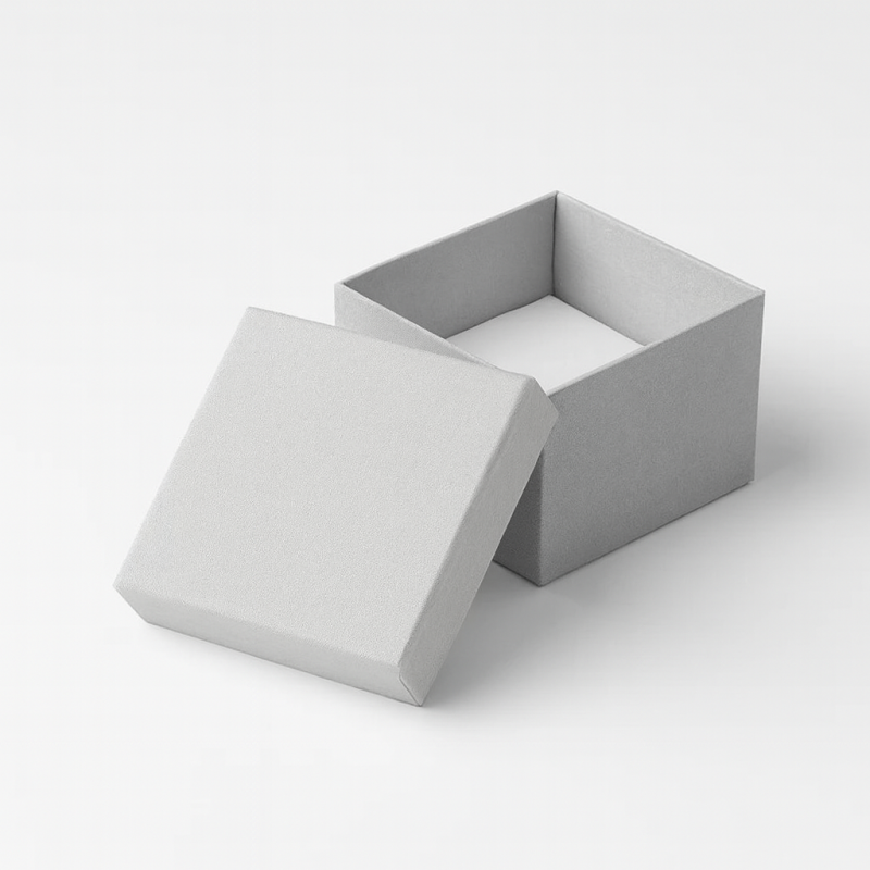 Pequeña caja de regalo de cartón laminado gris claro nacarado para anillos