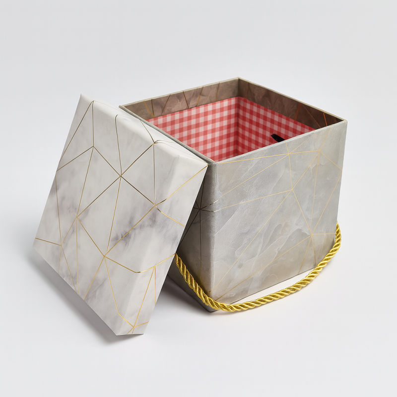 Caja de regalo cuadrada pequeña gris claro veteado 9x9x8 cm