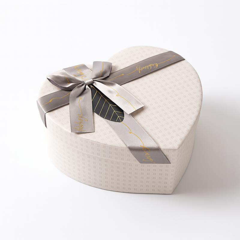 Caja de regalo con forma de corazón de color gris 15x18x7,5 cm