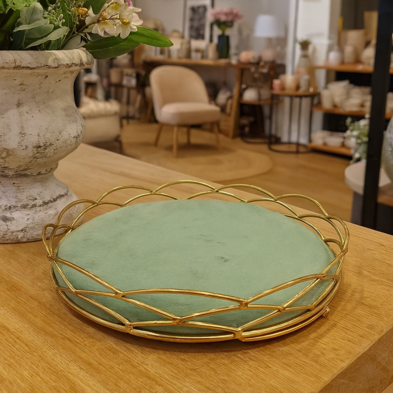 Bandeja de decoración para joyas de metal dorado y terciopelo verde almendra