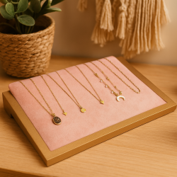 Bandeja inclinada para collares de madera dorada y terciopelo rosa empolvado