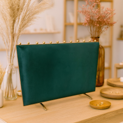 Gran colgador para collares bicolor de terciopelo verde almendra y verde oscuro