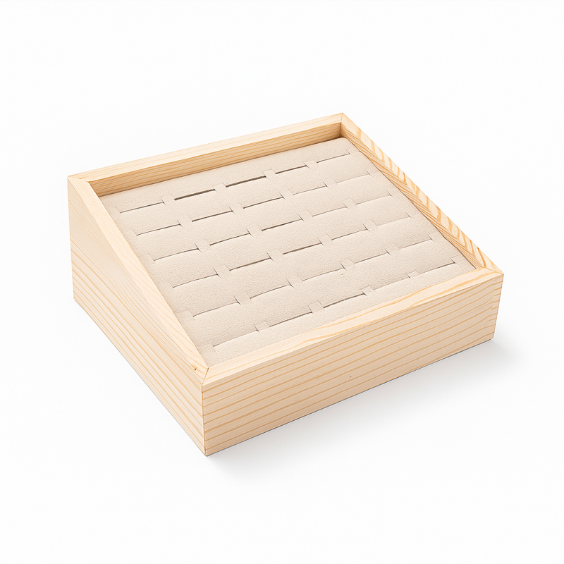 Pequeña bandeja inclinada de madera y ante beige para anillos