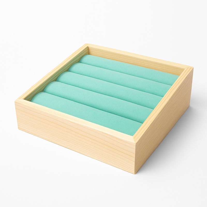 Pequeña bandeja inclinada para anillos Riviera – Madera de bambú y ante verde laguna