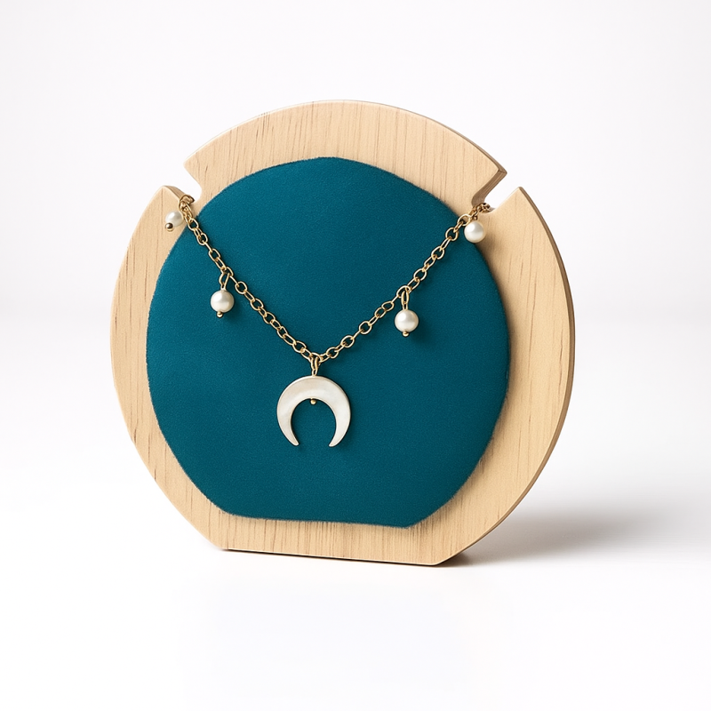 Pequeño colgador redondo para collares de madera y de ante verde esmeralda