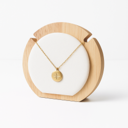 Pequeño colgador redondo para collares de madera y símil piel blanca