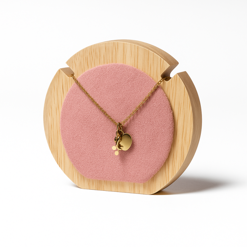 Pequeño soporte redondo para collares de madera y de ante rosa