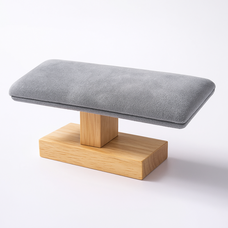 Soporte para pulseras inclinado de madera y terciopelo gris claro