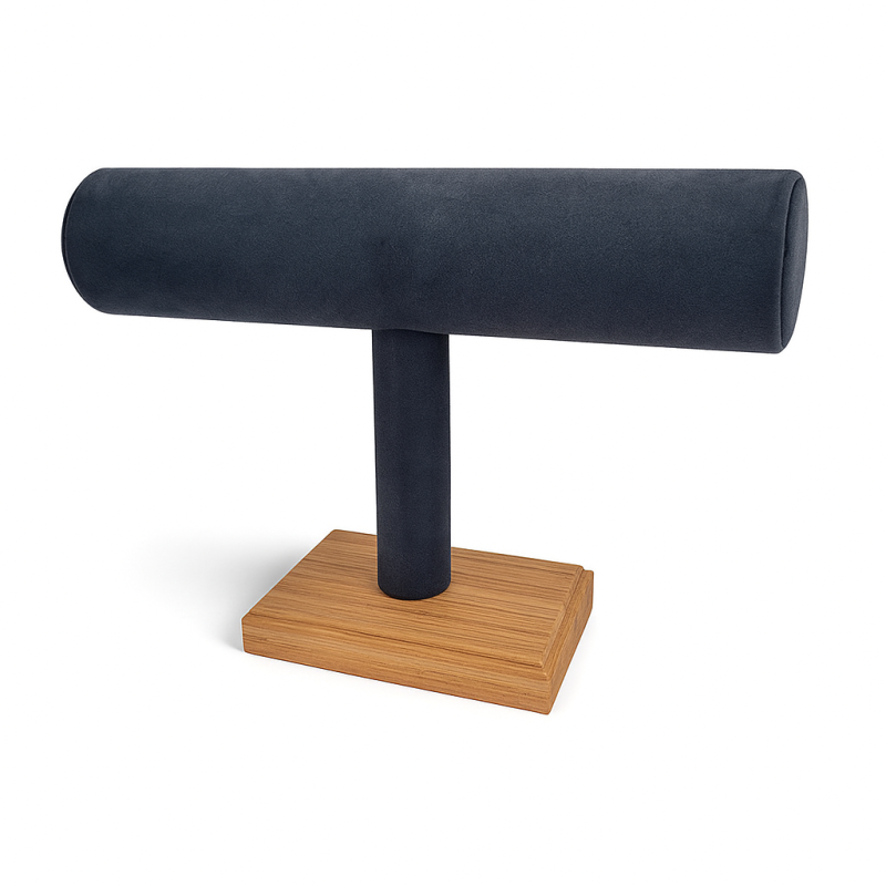 Expositor de pulseras de madera y de ante gris en forma de T