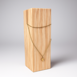Pequeño expositor rectangular para collares de madera de 15 cm