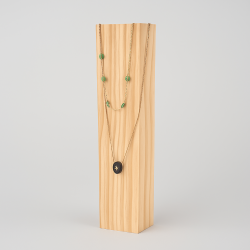 Gran expositor rectangular de madera para collares de 30 cm
