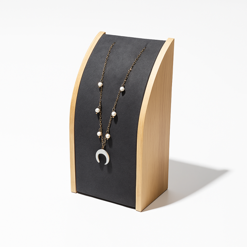 Pequeño soporte rectangular para collares de madera y ante gris