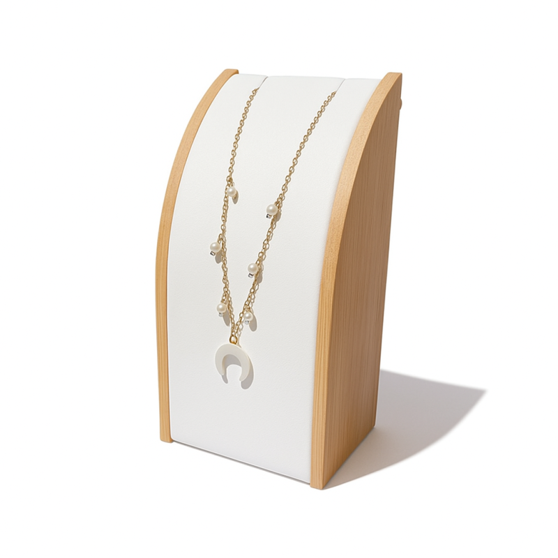 Pequeño soporte rectangular para collares de madera y símil piel blanca