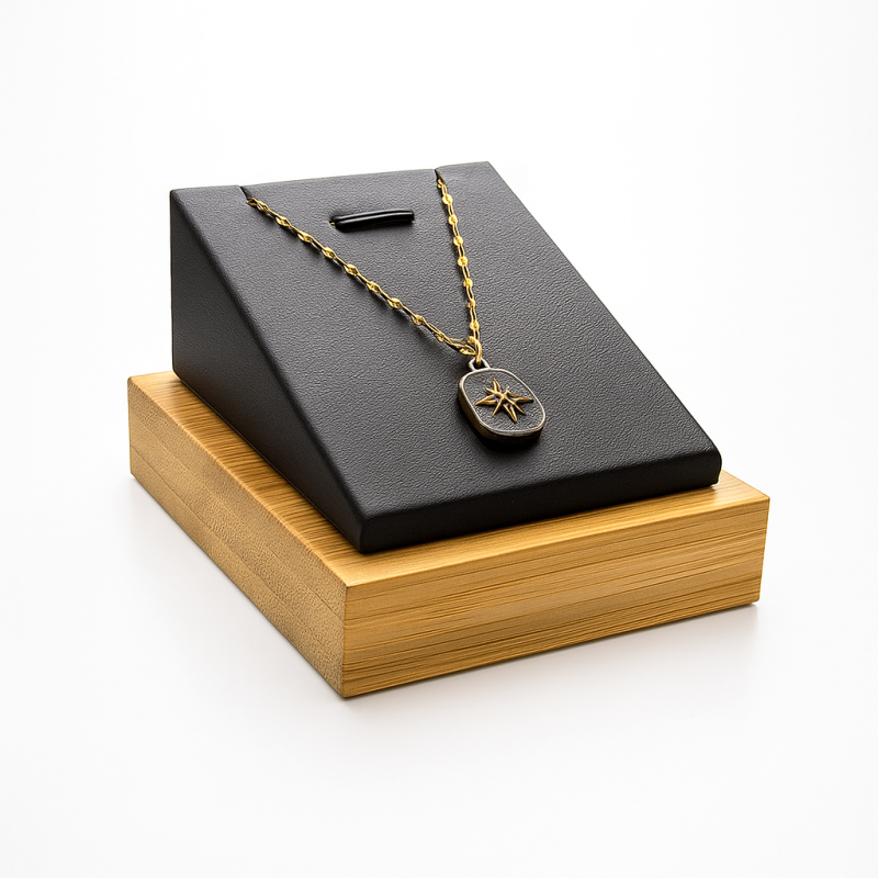 Soporte para joyas de madera y de símil piel negra para colgantes