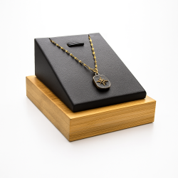 Soporte para joyas de madera y de símil piel negra para colgantes