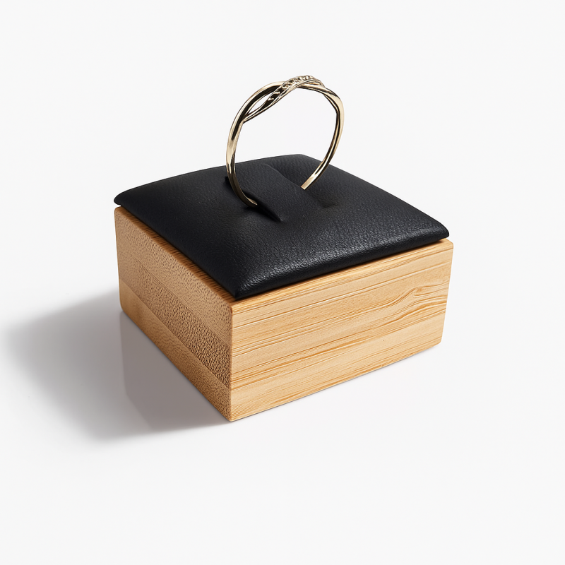 Soporte para anillos de madera y de símil piel negra