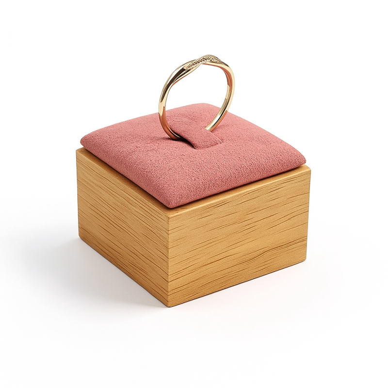 Soporte para anillo de madera y de ante rosa