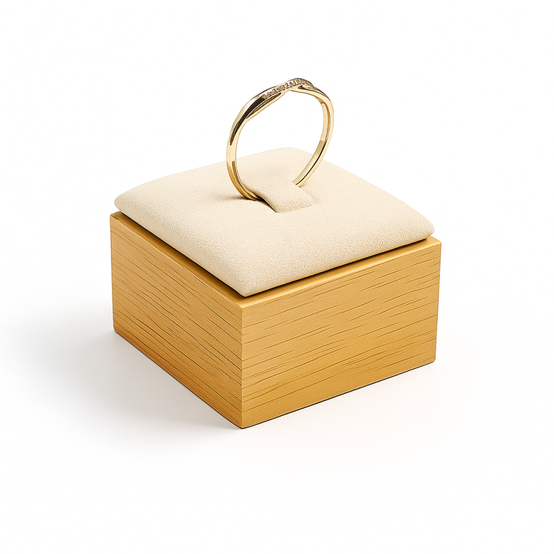Soporte para anillos de madera y de ante beige