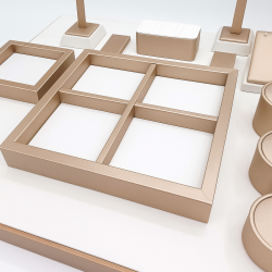 Bandeja de presentación de 4 compartimentos de símil piel 20 x 19,5 x 2,5 cm - Blanco