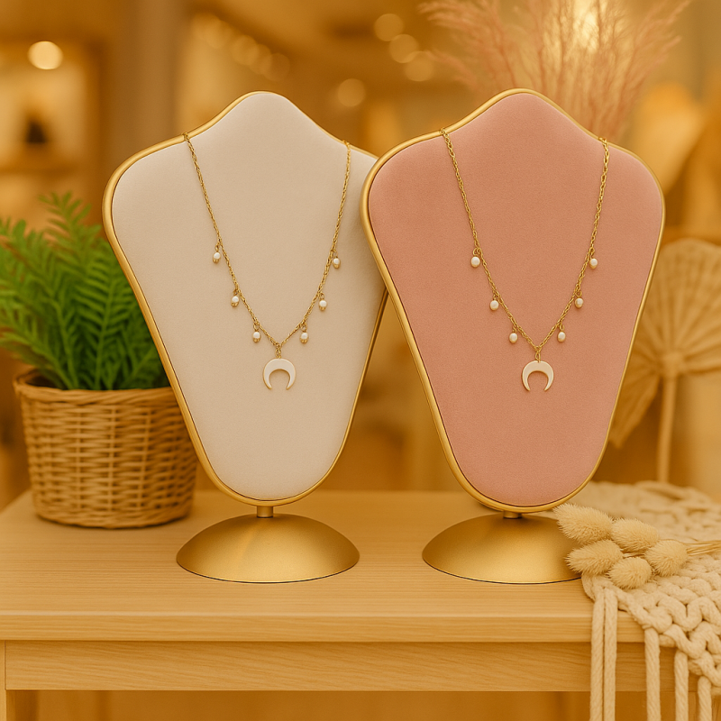Gran busto para joyas de 32 cm en metal dorado bicolor con terciopelo crudo y rosa empolvado