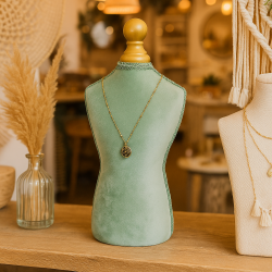 Gran colgador para collares con forma de busto de costura de terciopelo verde almendra