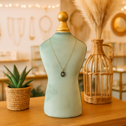 Gran colgador para collares con forma de busto de costura de terciopelo verde almendra