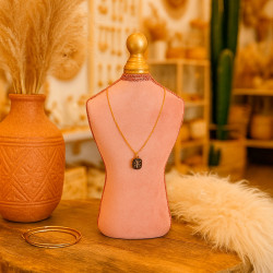 Gran colgador para collares con forma de busto de costurera de terciopelo rosa empolvado