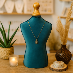 Gran colgador para collares con forma de busto de costurera en terciopelo azul pato