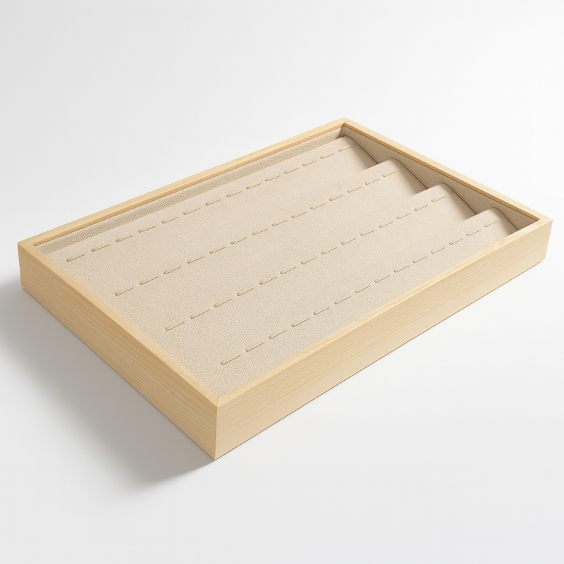 Bandeja de presentación para colgantes de madera y tejido con aspecto de ante beige