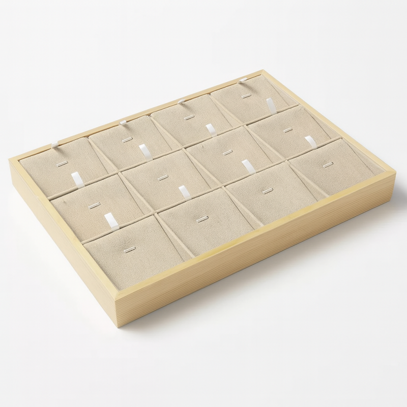 Bandeja de presentación de madera y algodón beige con 12 cadenas y colgantes