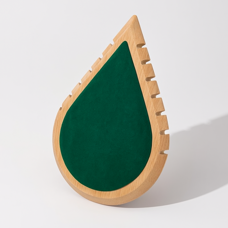 Expositor para collares de madera y ante verde esmeralda con forma de gota de agua