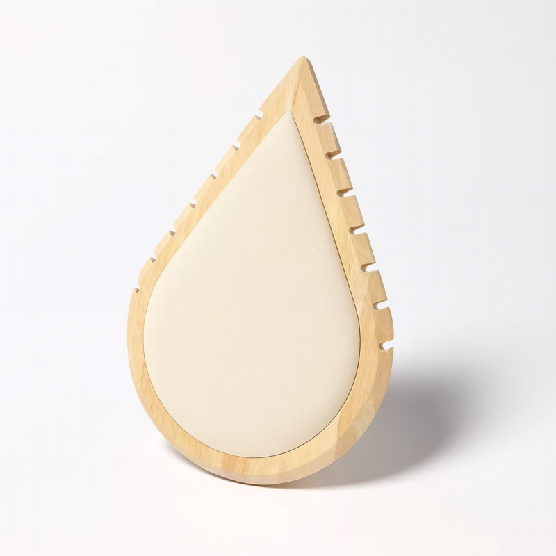 Gran expositor para collares de madera y ante sintético beige con forma de gota de agua