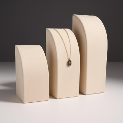 3 expositores rectangulares de ante beige para cadena y colgante