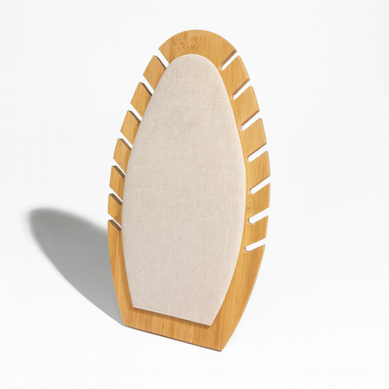 Expositor para joyas de forma ovalada para cadenas de madera y algodón beige