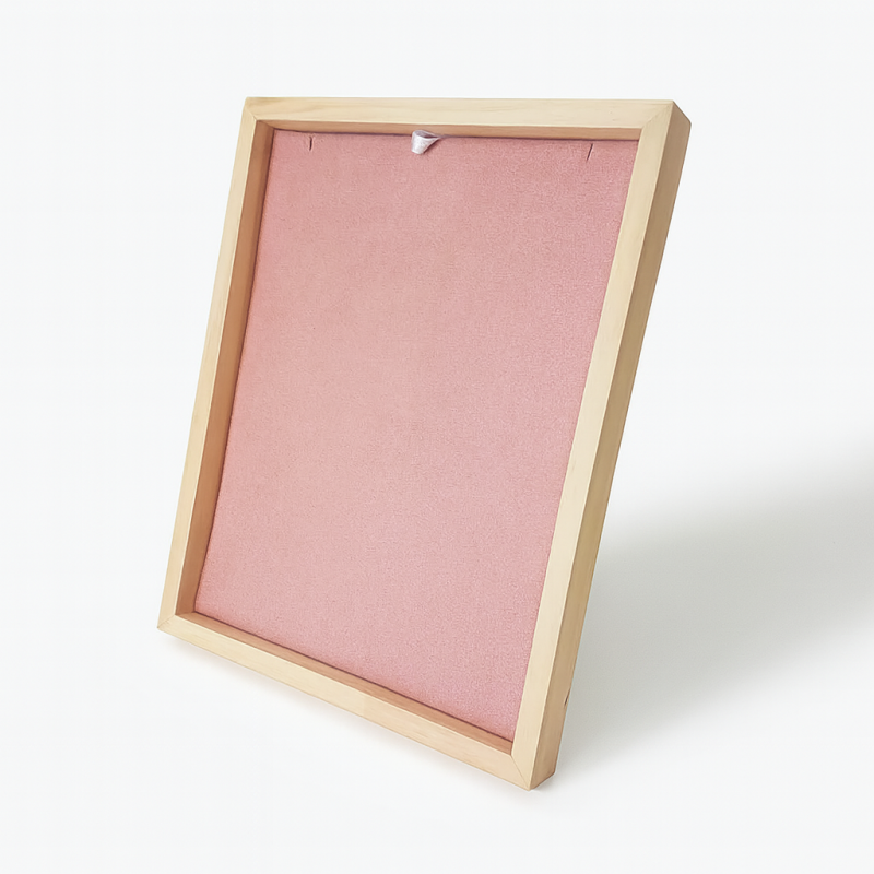 Expositor con marco para collares de madera y de ante rosa