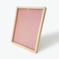 Expositor con marco para collares de madera y de ante rosa