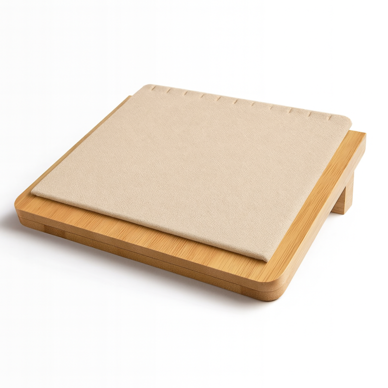 Pequeña bandeja inclinada para collares de madera y de ante beige