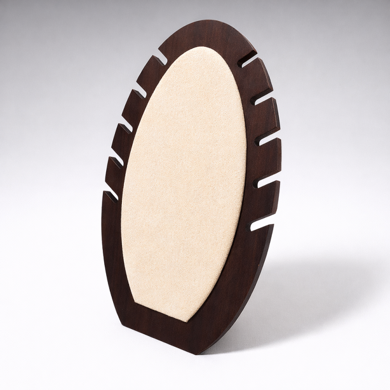Expositor para joyas de forma ovalada para cadenas de madera oscura y ante beige de lino
