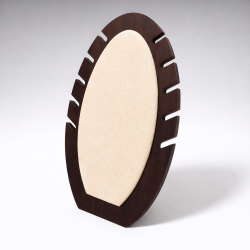 Expositor para joyas de forma ovalada para cadenas de madera oscura y ante beige de lino