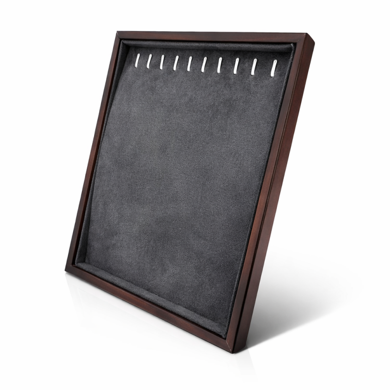 Expositor en forma de marco para cadenas de madera oscura y de ante gris