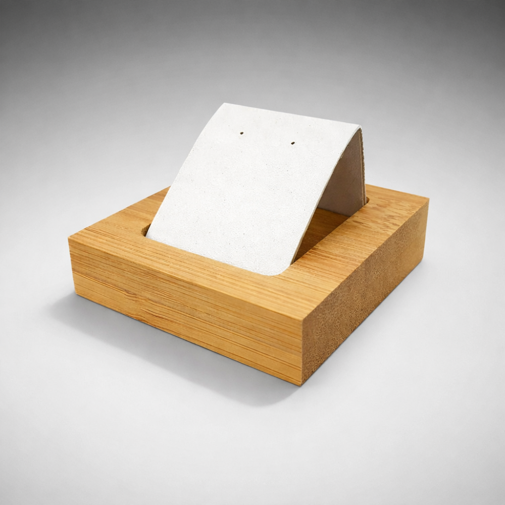 Pequeño soporte sencillo para pendientes de madera y símil piel blanca