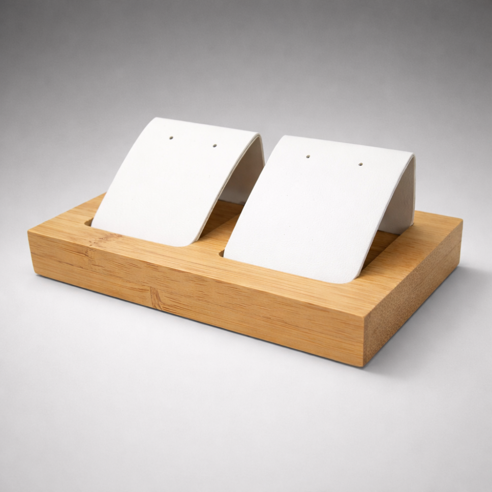 Pequeño soporte doble para pendientes de madera y símil piel blanca