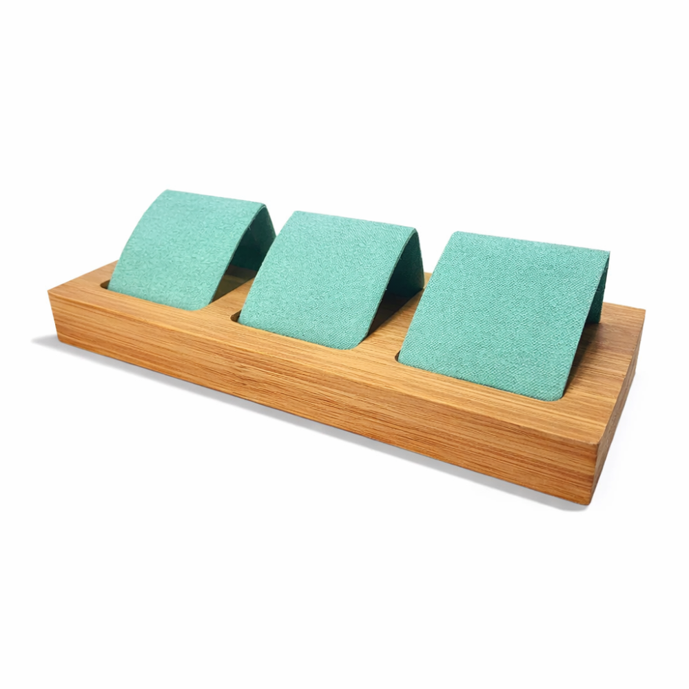 Pequeño expositor de pendientes «Triple» Riviera – Madera de bambú y ante verde laguna