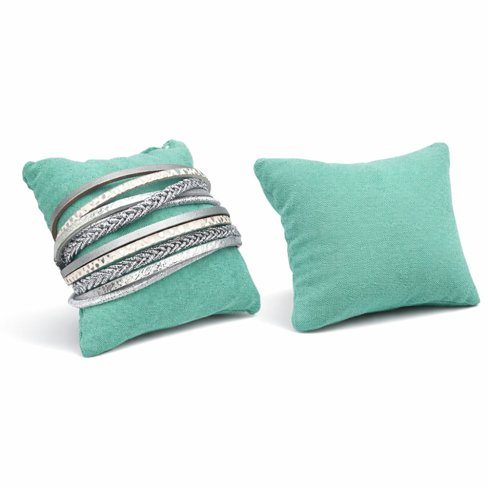Cojín de presentación «Riviera» – Soporte para relojes y pulseras de ante verde laguna