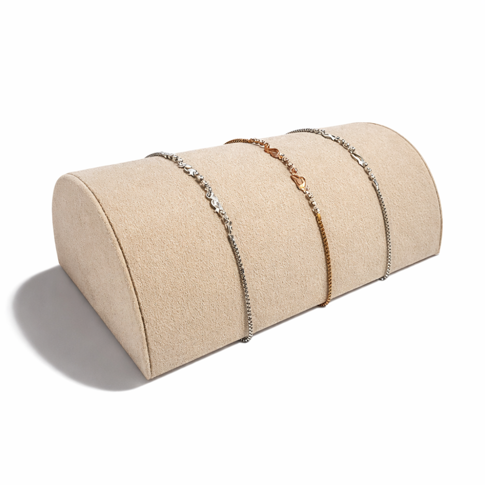 Soporte para pulseras semicilíndrico de ante beige