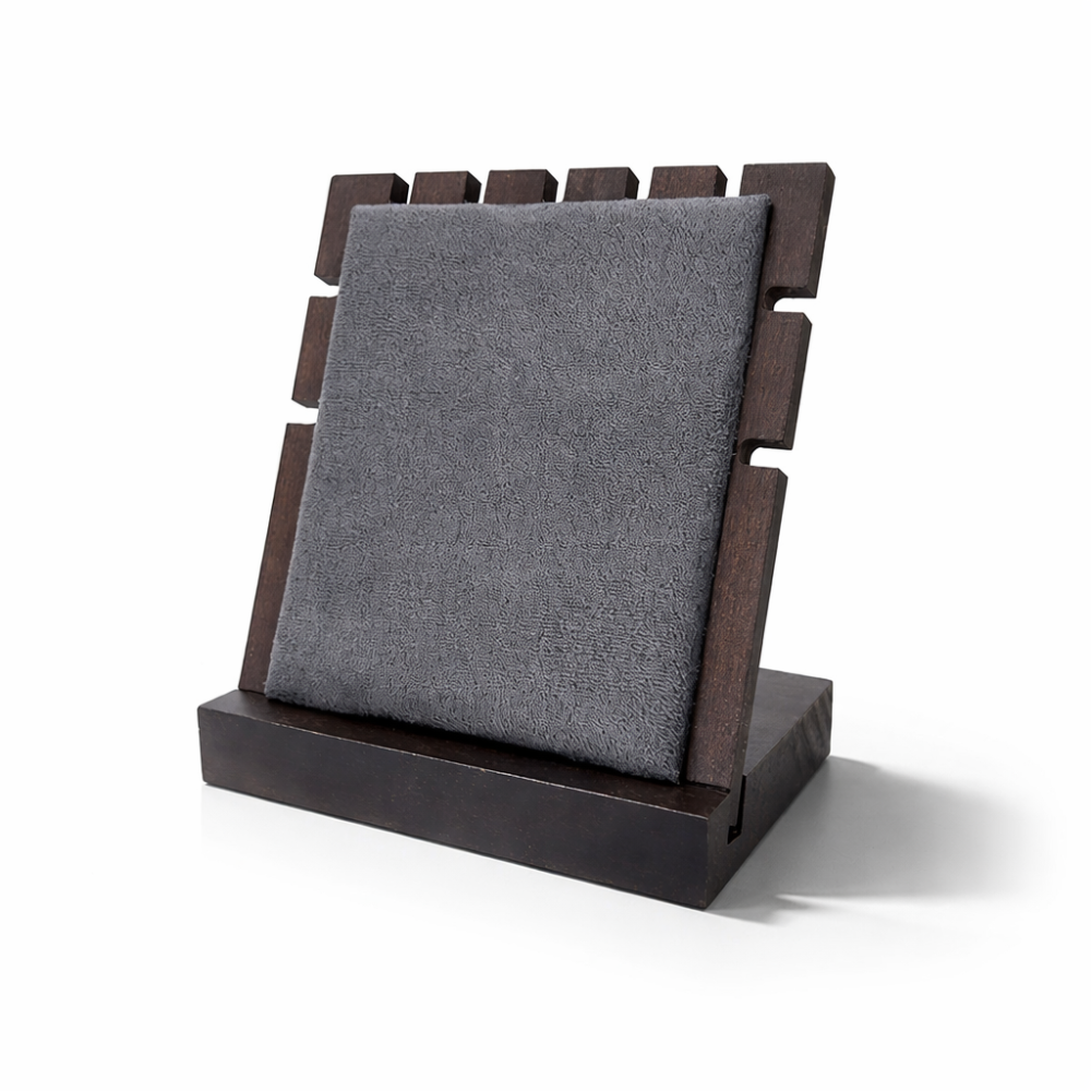 Pequeño expositor para joyas para cadenas de madera con acabado nogal y ante gris antracita
