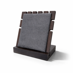 Pequeño expositor para joyas para cadenas de madera con acabado nogal y ante gris antracita